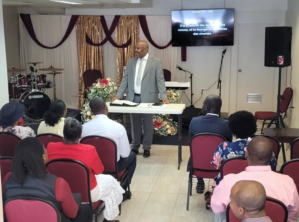 Une photo de la classe des adultes