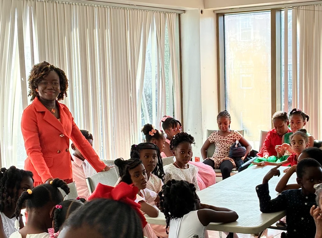 Une photo de la salle des enfants